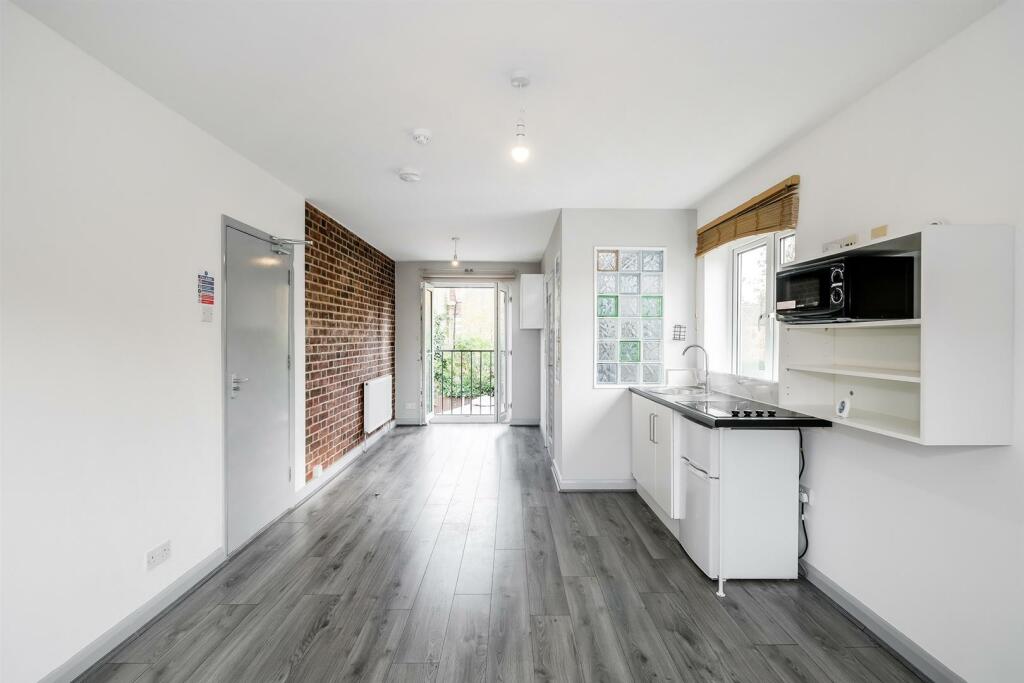 Studio 4, 84 Elphinstone Road-19_web.jpg