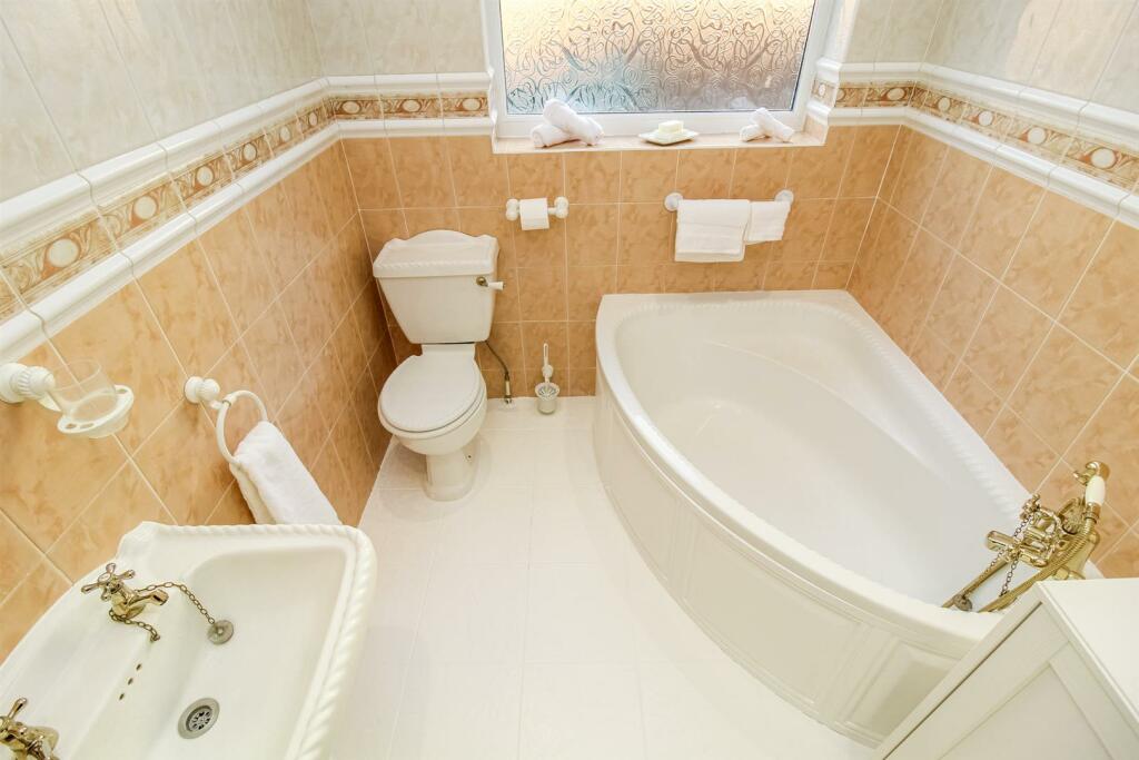 FAMILY BATHROOM/W.C.