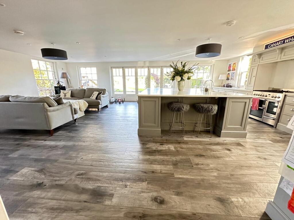 Kitchen / Reception