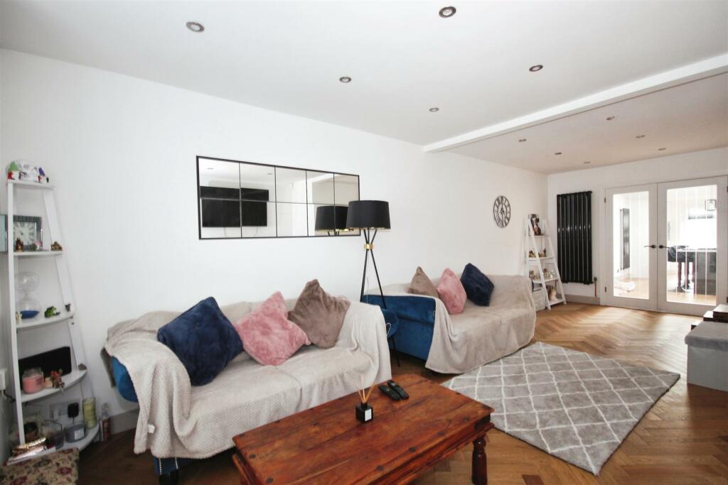 Through Lounge Diner