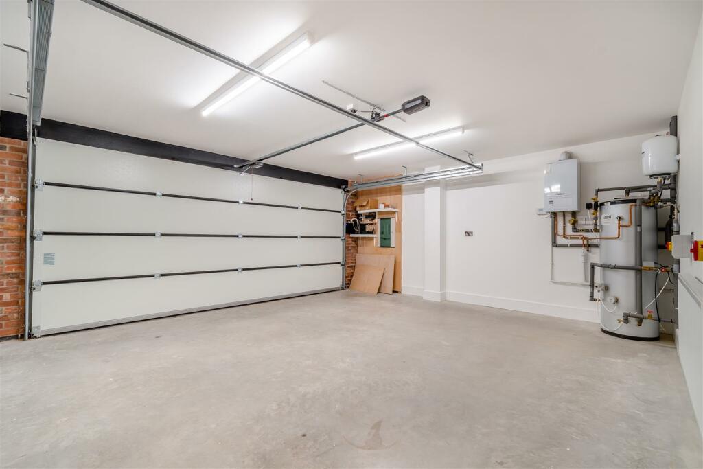 8584620-interior13.jpg
