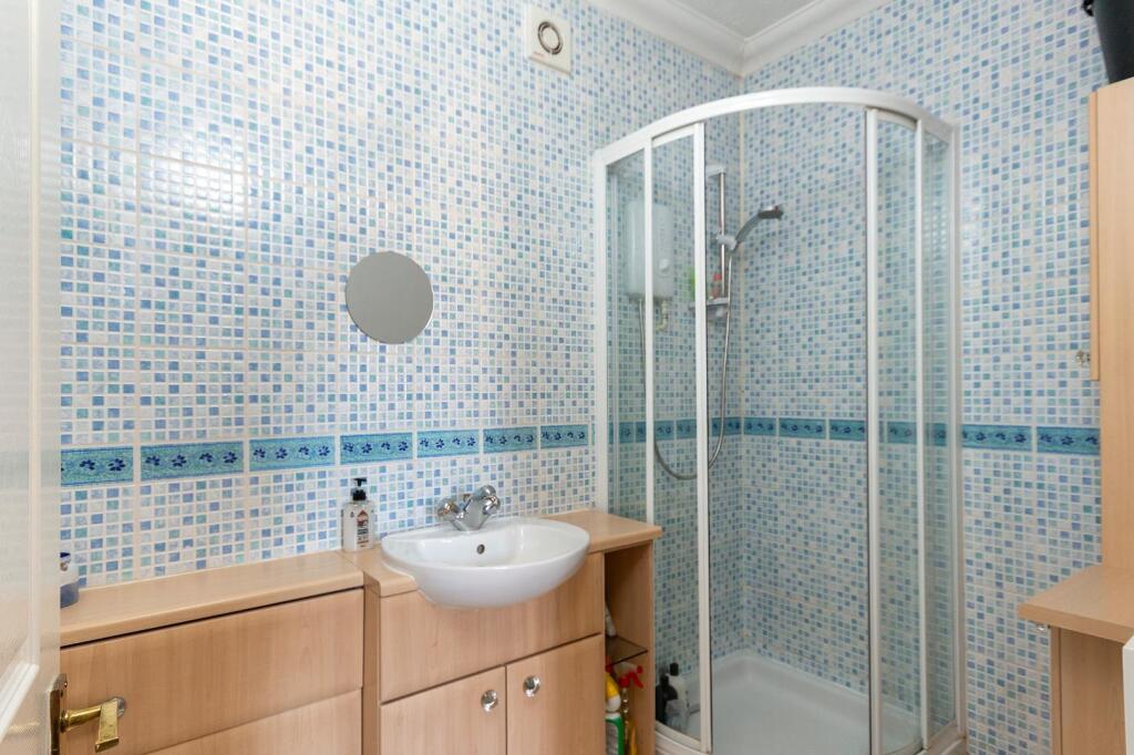 1O3GRFY - Ensuite A.jpg