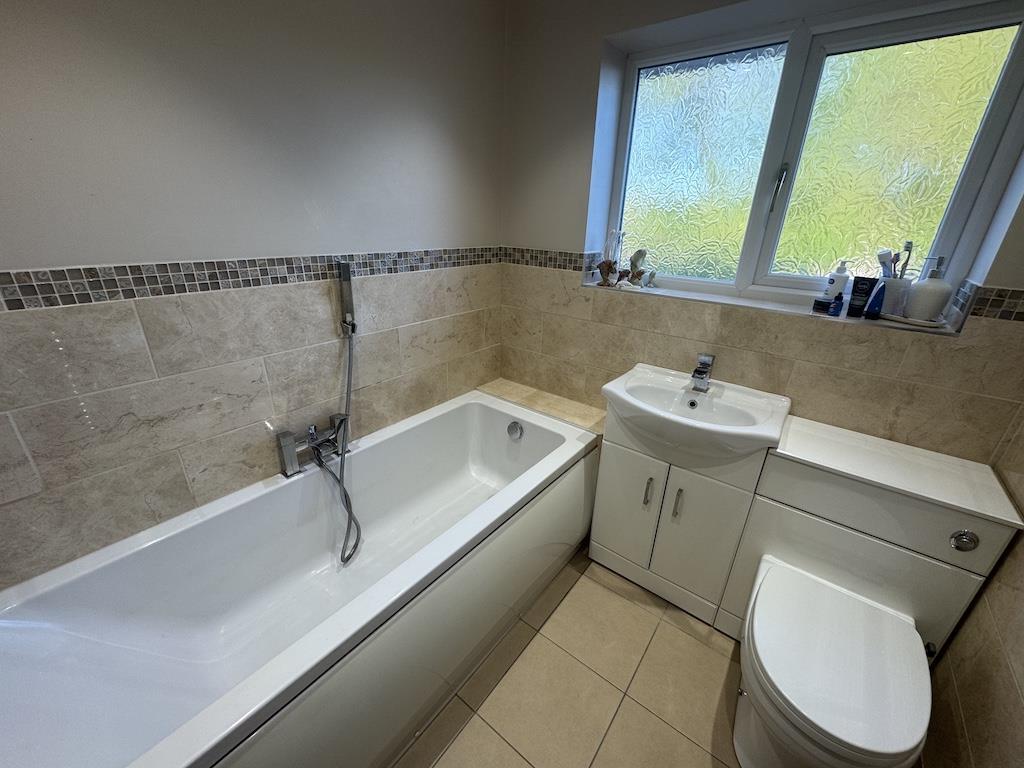 18 - Bathroom.jpg