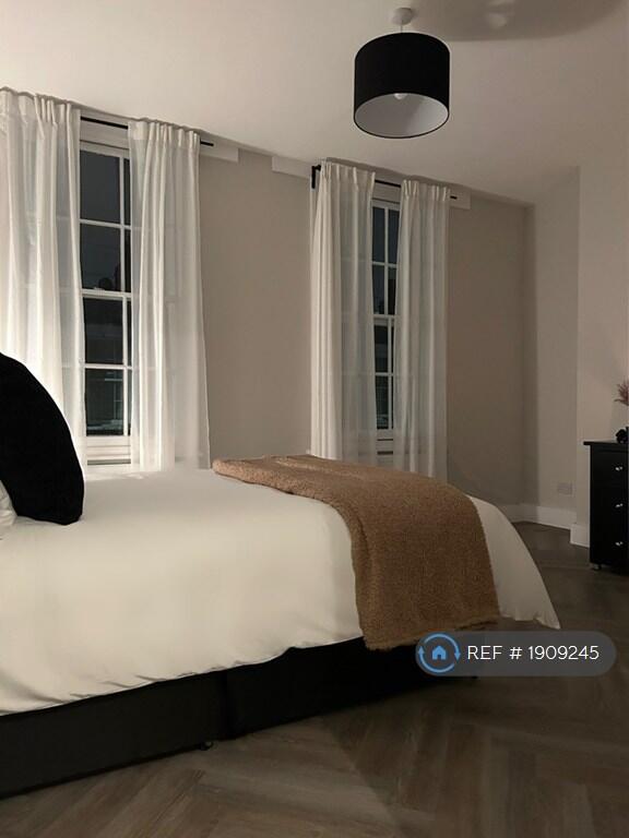 Large Double Bedroom 