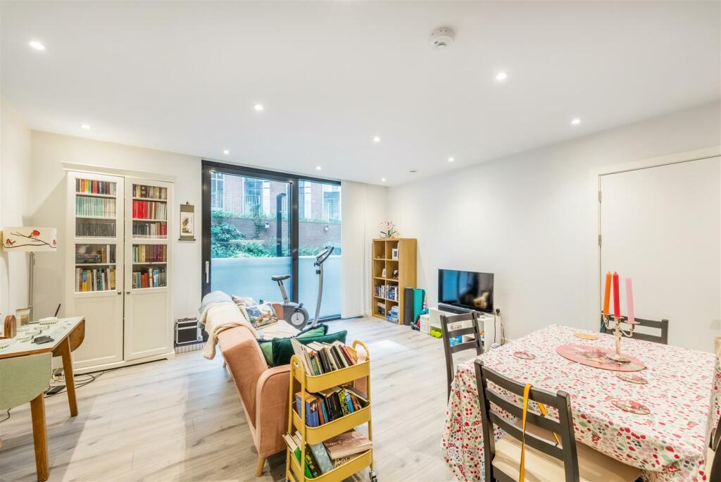 Flat 73 - The Courtyard_6.jpg