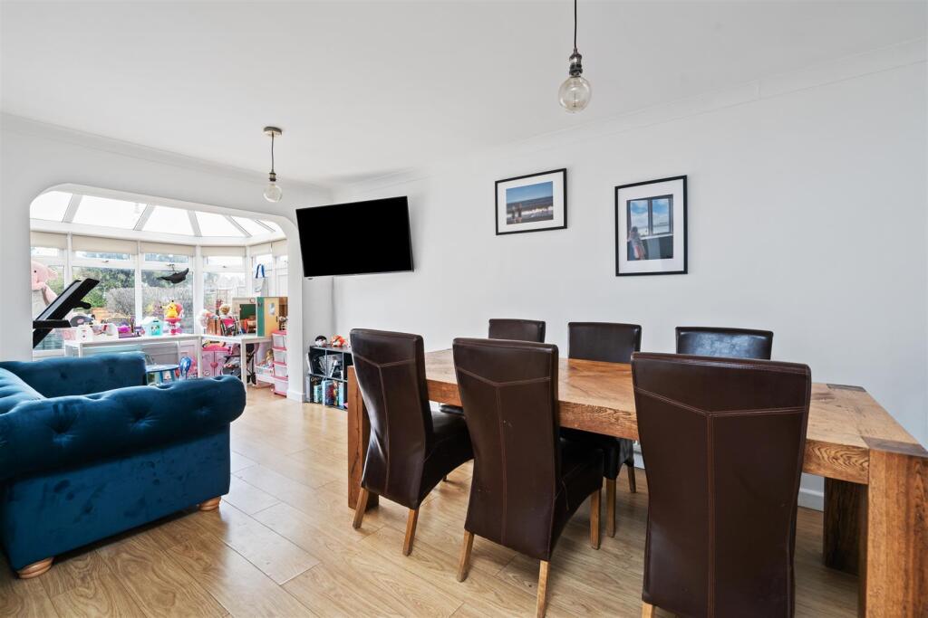 47 Chantry Heath Crescent_5.jpg