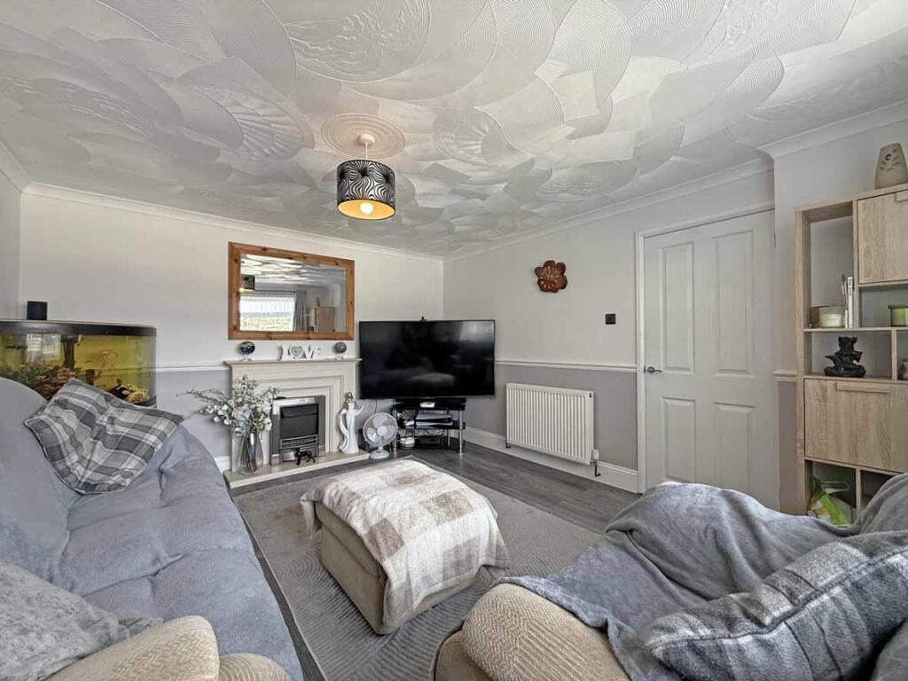 Humber Close 33 - Lounge 2.jpg