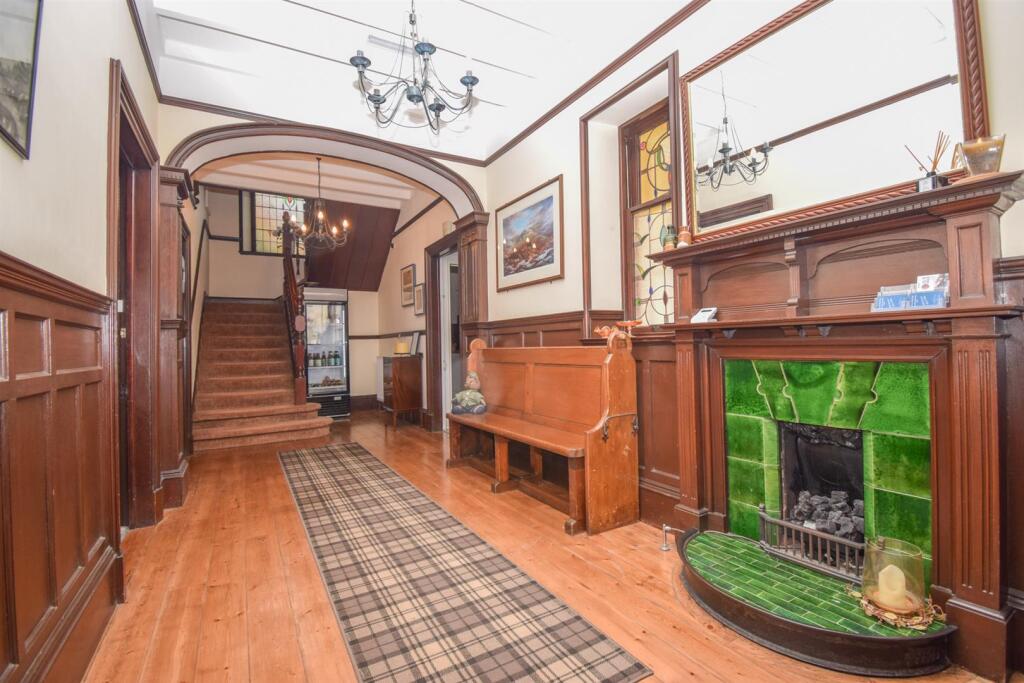 ENTRANCE HALL-2.jpg