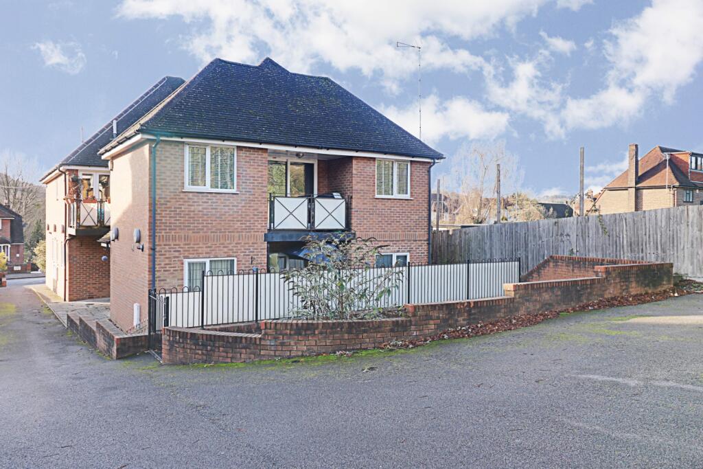 6 Imperial Court External View