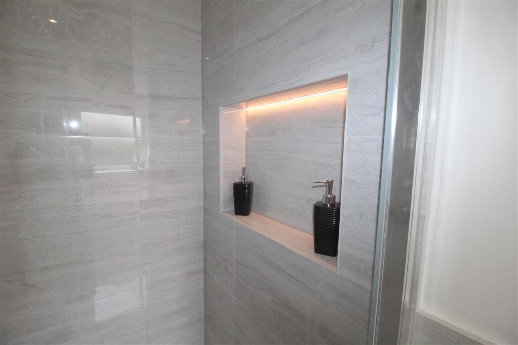 Highbury Road East, 43, bathroom alcove.JPG