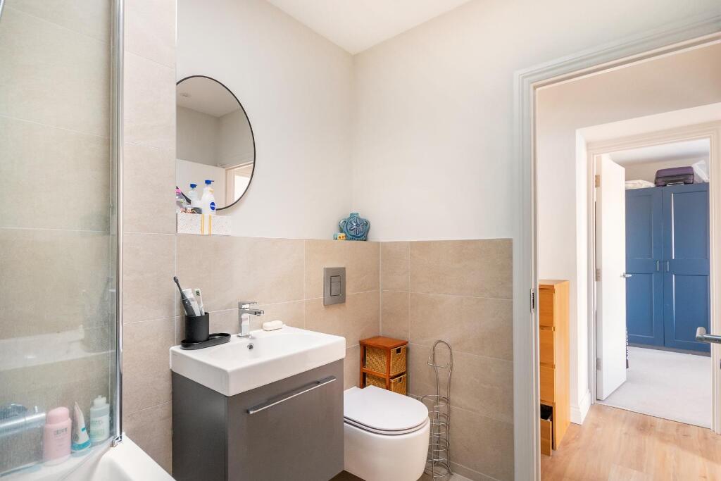 F1W3H4VP - Bathroom A.jpg