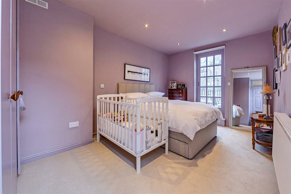 bedroom out.jpg