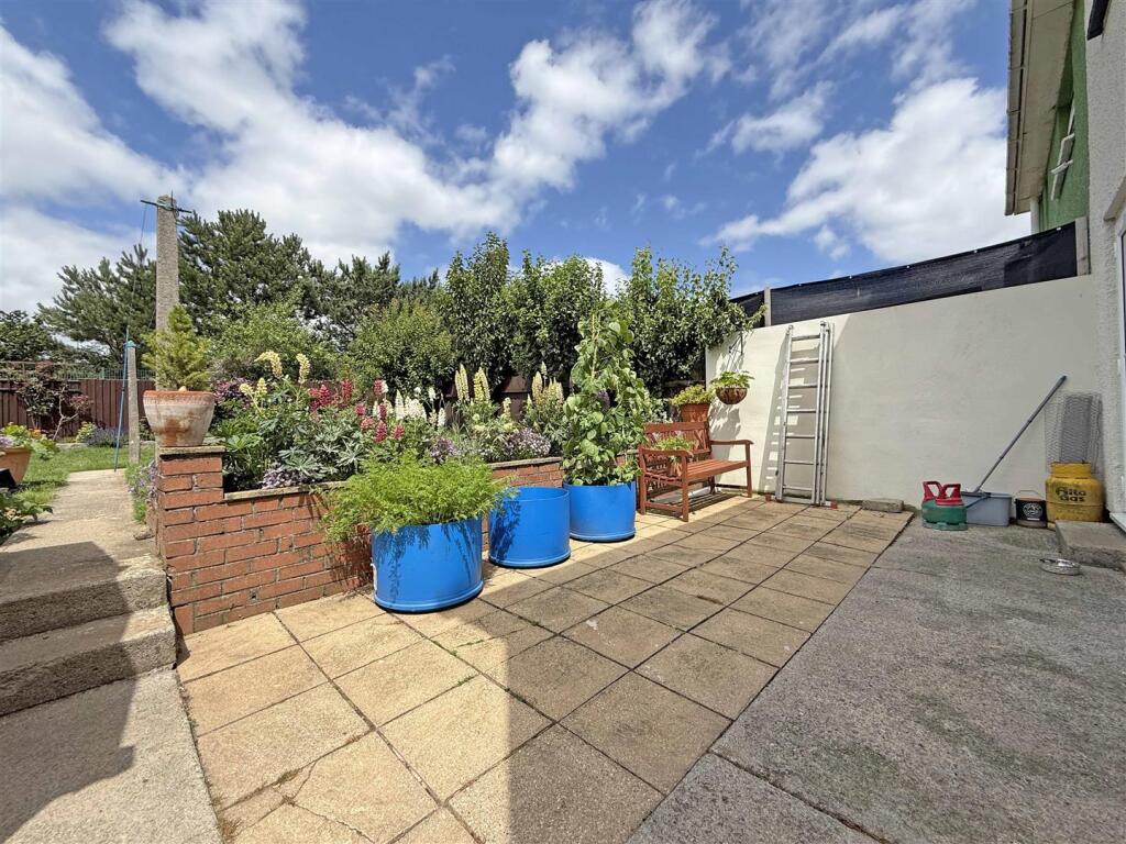 Gray Crescent 37 - Patio.jpg