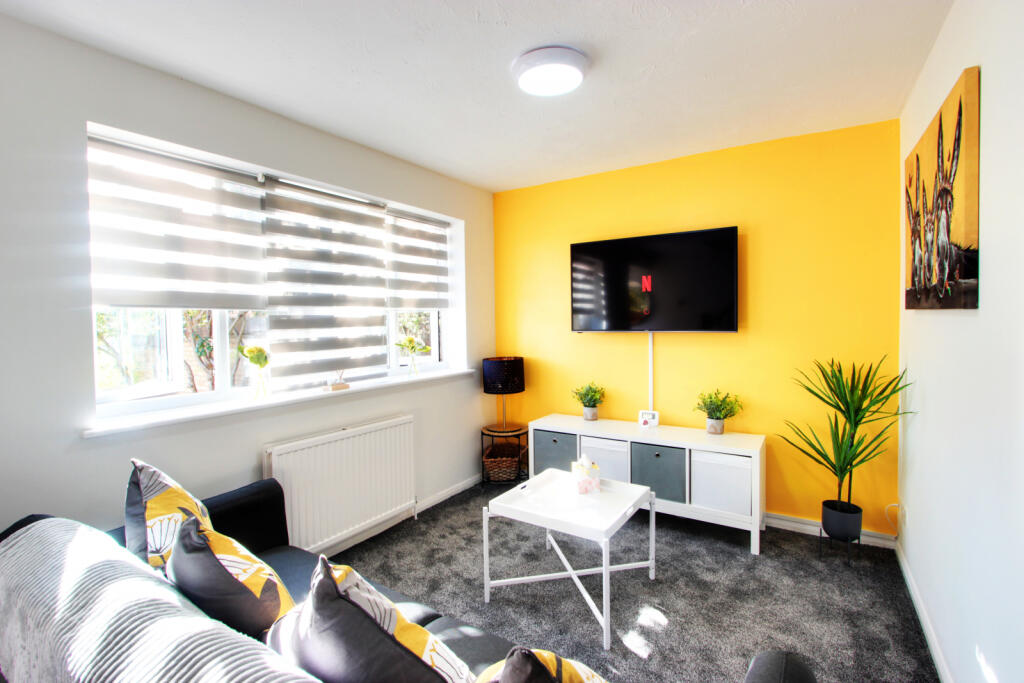 1 Bedroom House - Some Bills Included