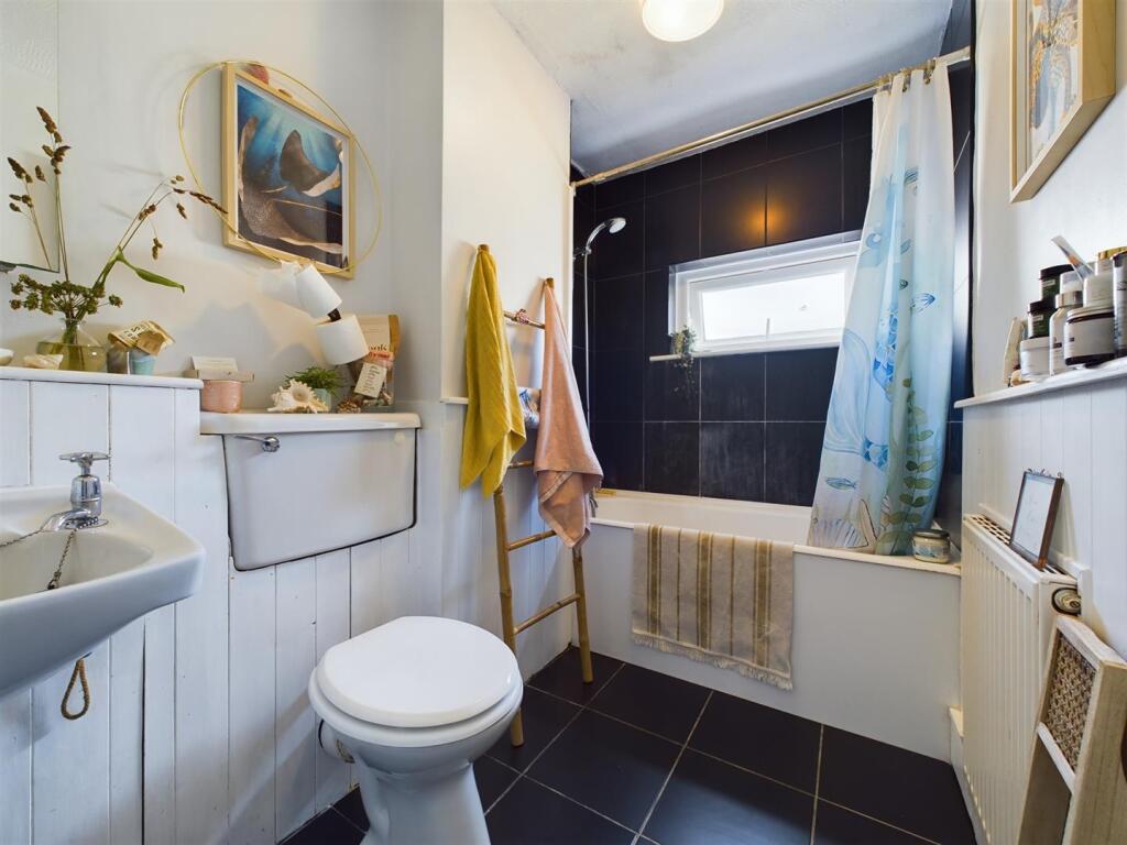28 Coastline Court Bathroom