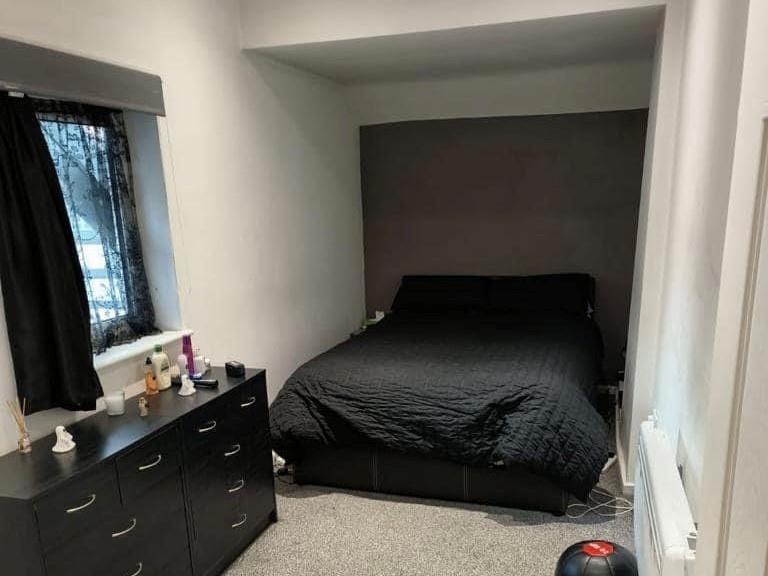 43 High Street bedroom.jpg