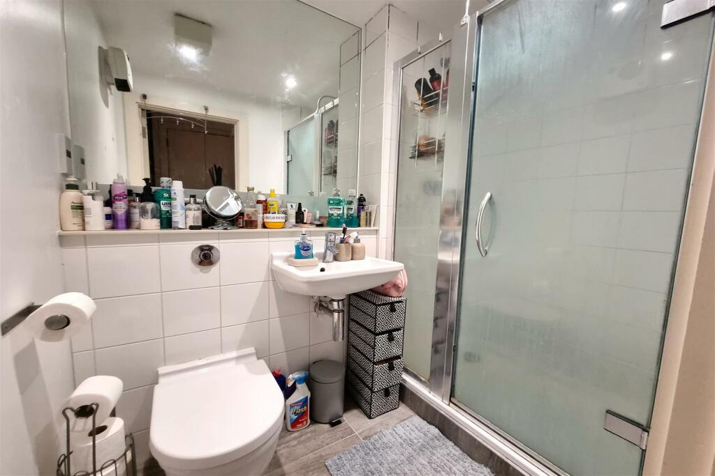 EN SUITE SHOWER ROOM: