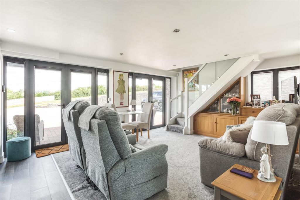 Lounge/Dining Area