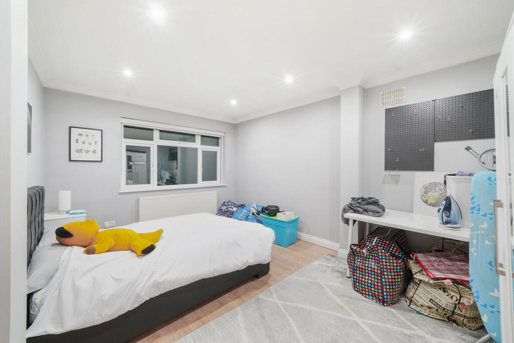 7 Woodstead Grove...