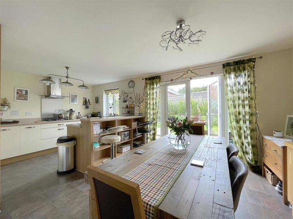 Kitchen:Dining Room (1).jpeg