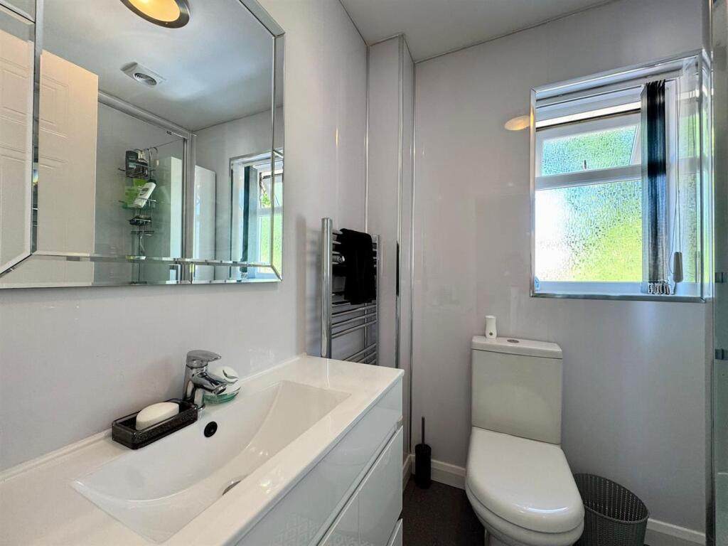 Shower room 1.jpg