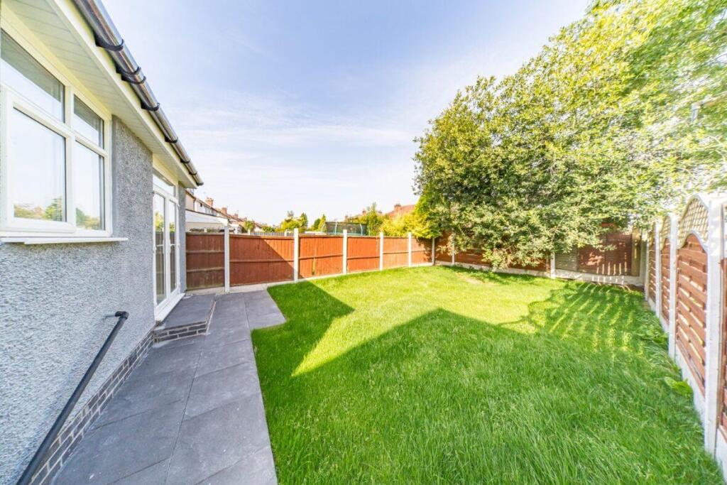 77 Jeffereys Crescent garden 2.jpg