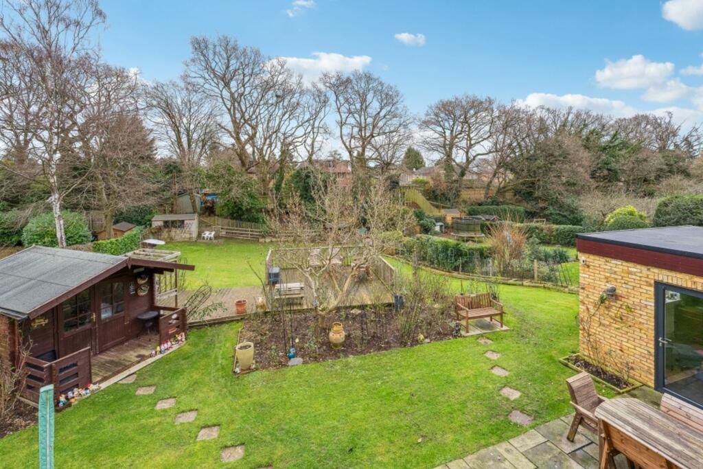 Summerhouse  &amp; Deck