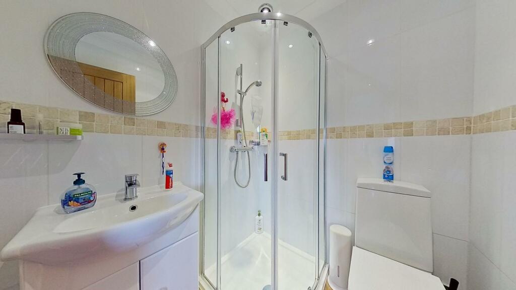 EN-SUITE SHOWER ROOM