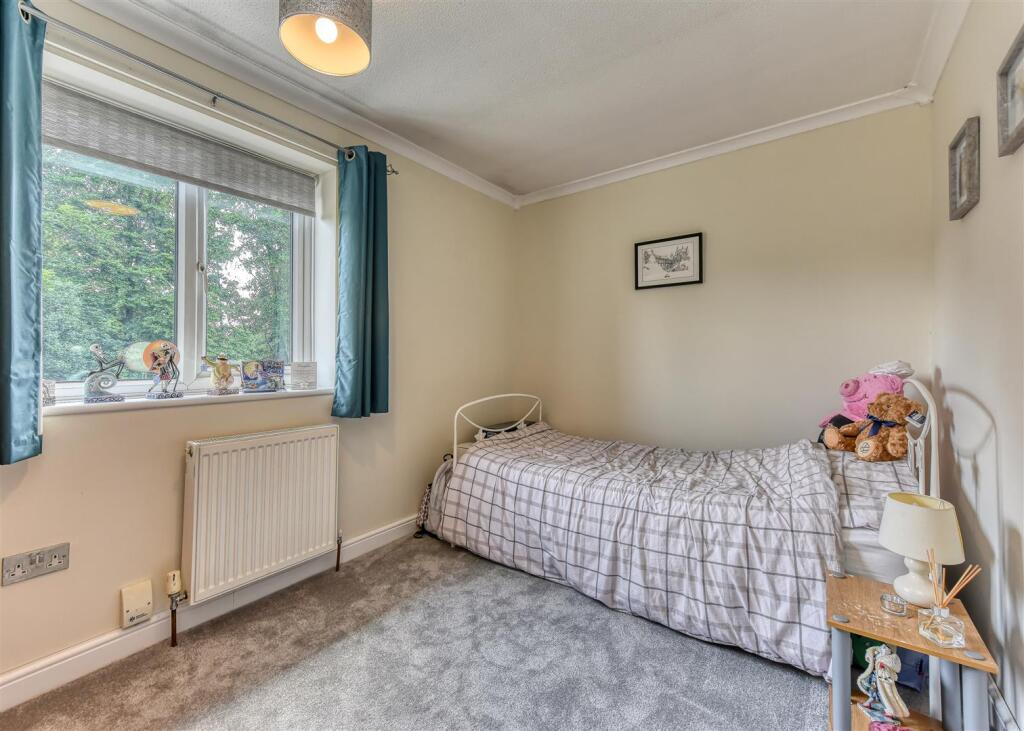 34 Tyning Close-bed2.jpg