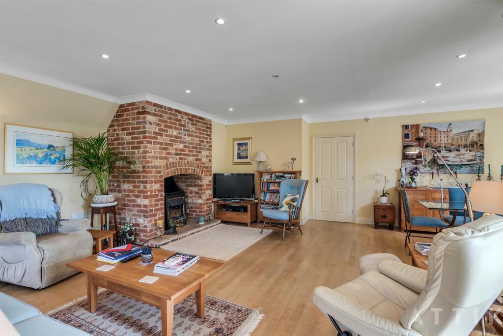 2 Hanbury Close, Halesworth IP19 8DG (41).jpg