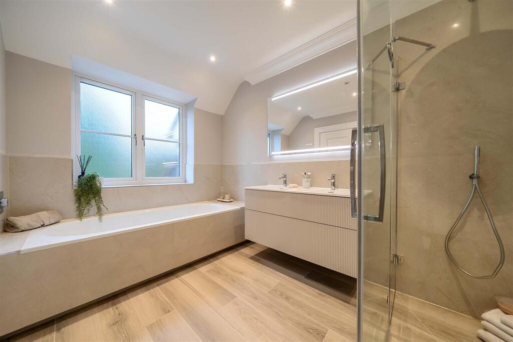 2 Truman Place main bedroom 1 en suite.jpg