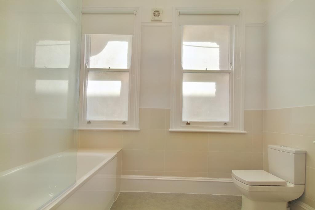 6.BATHROOM.jpg