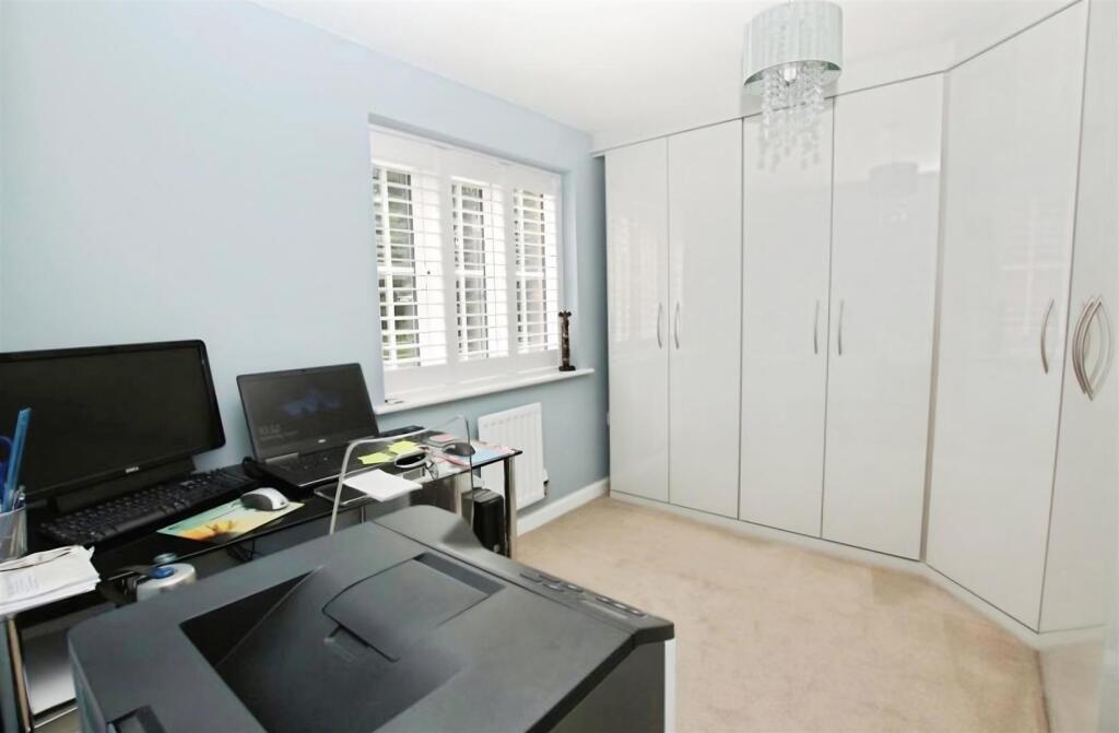811c1e1c-Bedroom 203.jpg