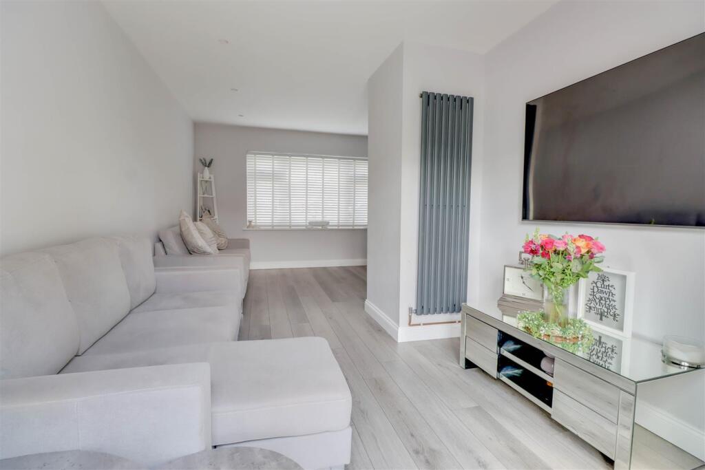 3 LEASWAY INSIDE-13.jpg