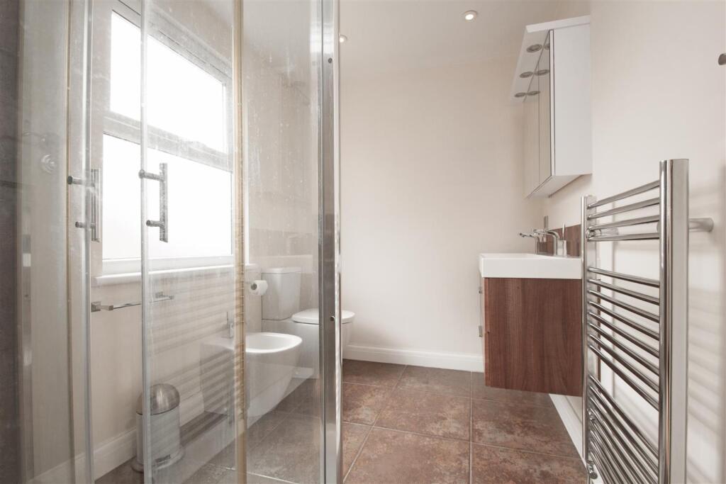 Bedroom 1 ensuite.jpg