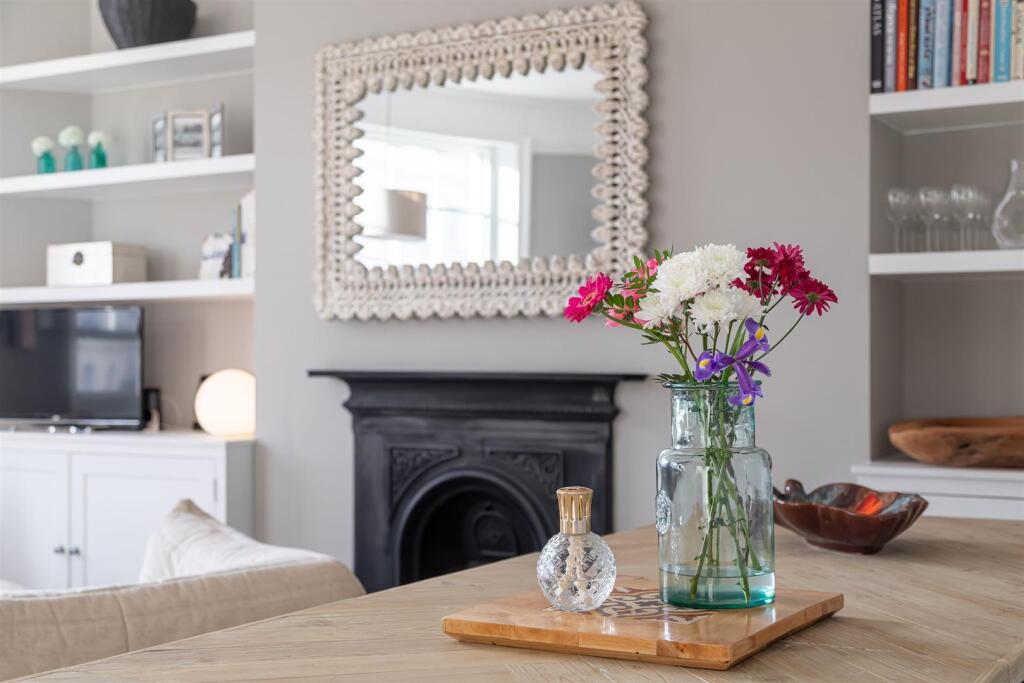 Lounge and diner close up.jpeg