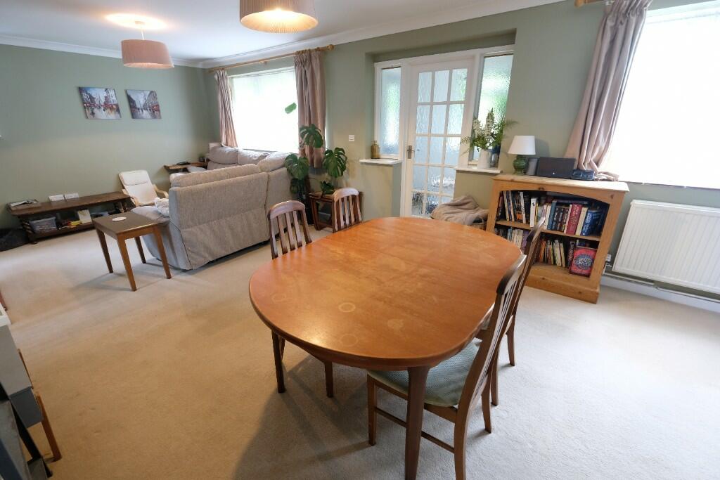 SITTING/DINING ROOM