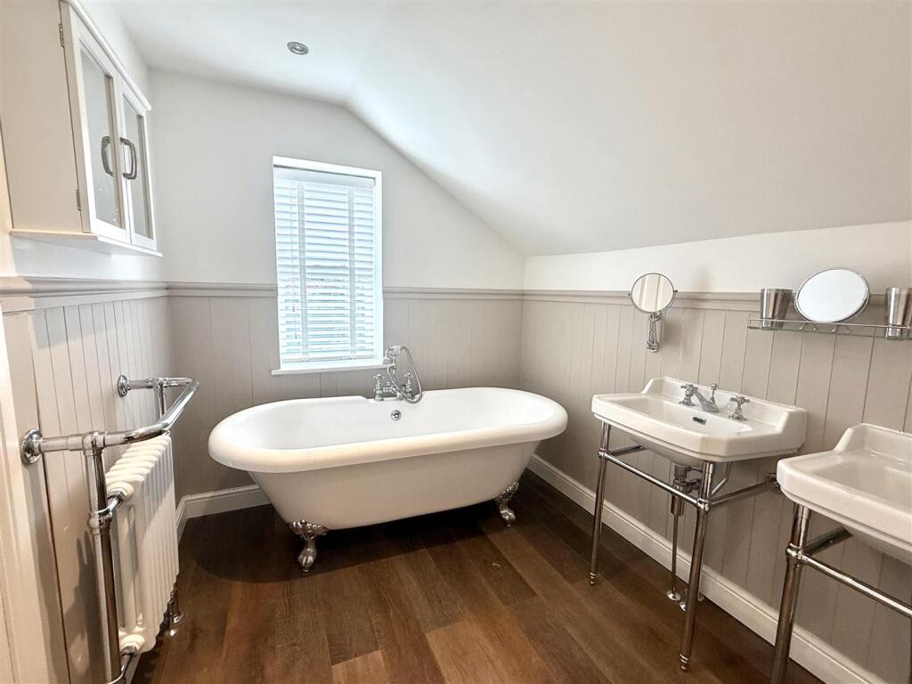Main ensuite.jpeg