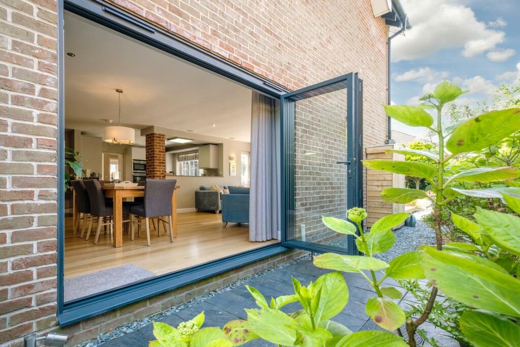 5 Cobb Close-16.JPG
