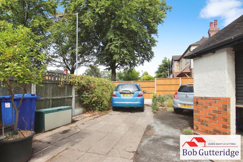 SIDE / REAR GARDEN