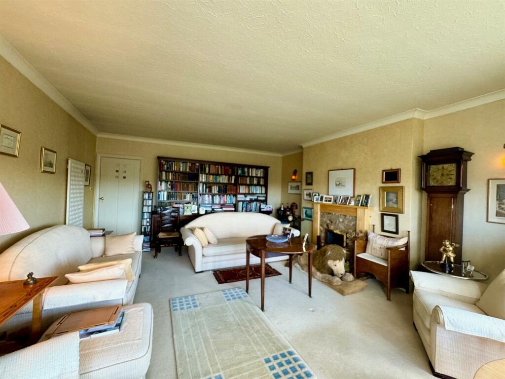 Lounge 3.jpg