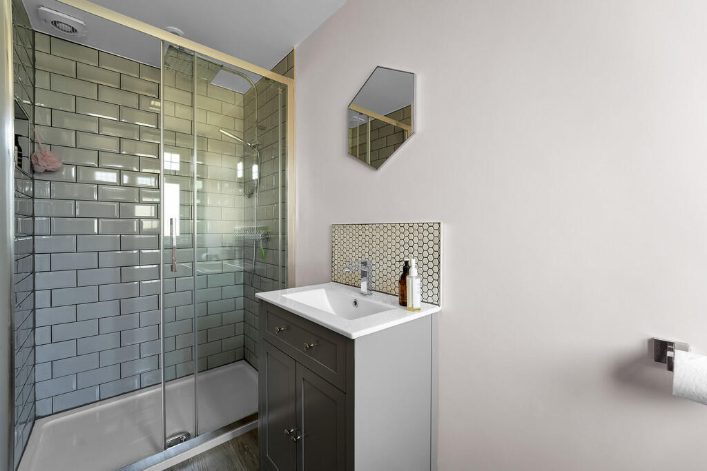 Ensuite shower ro...