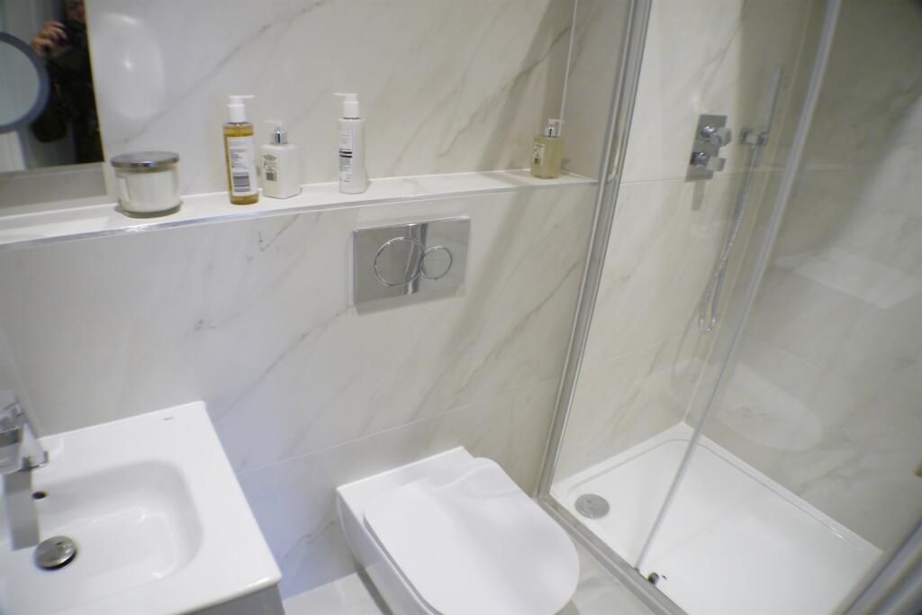  En-suite to Bed 1