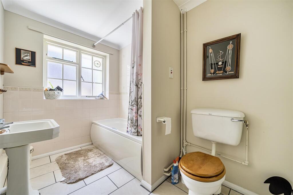 En-suite bathroom.jpg