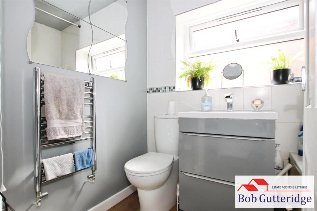 FIRST FLOOR BATHROOM
