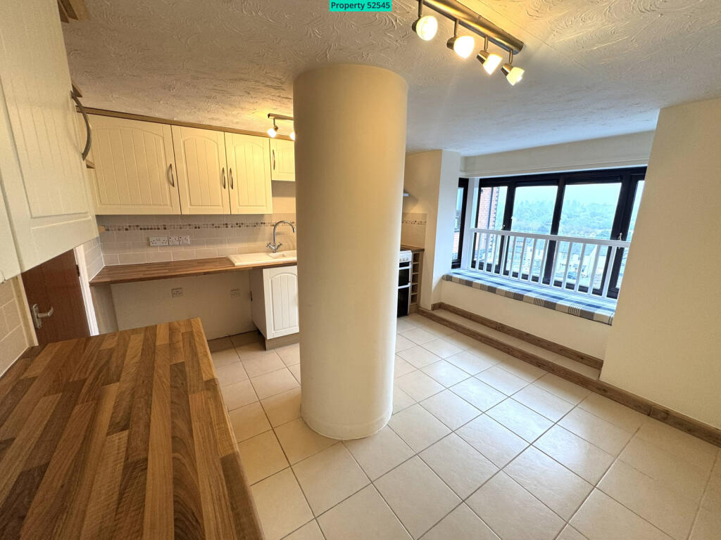 40RH - Kitchen Dining Pic 3
