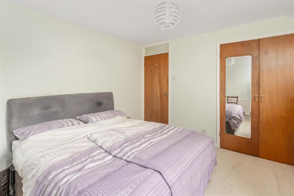 6 Gulliver's Close, Horley-30.jpg