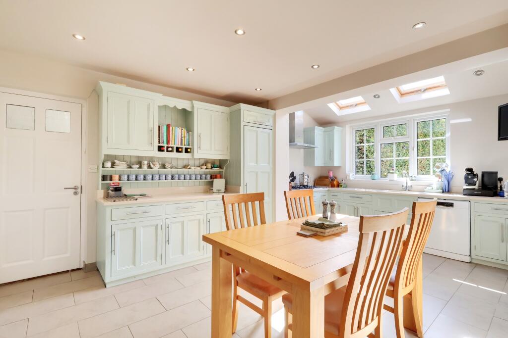 KITCHEN/BREAKFAST