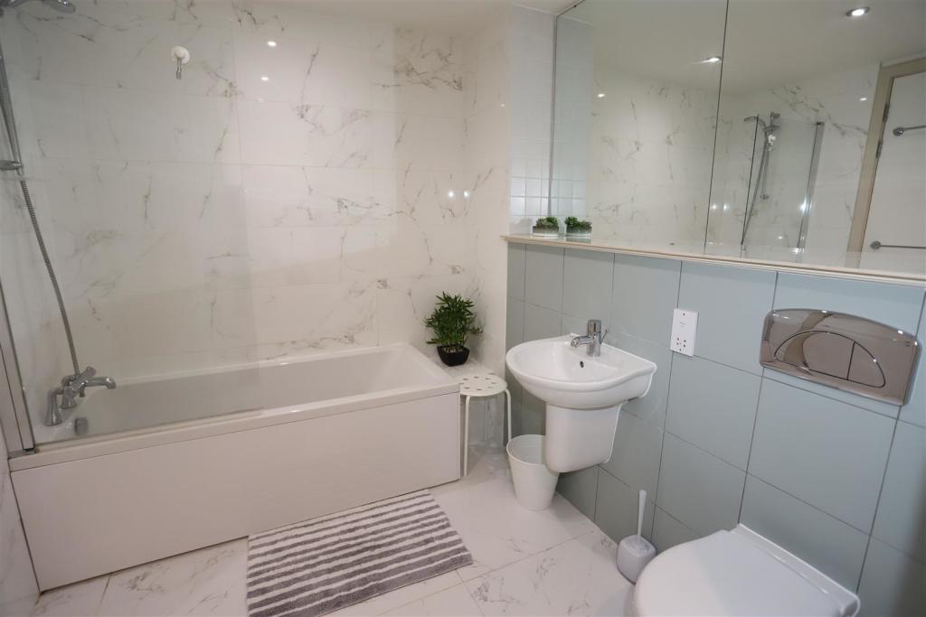 bathroom 3.JPG
