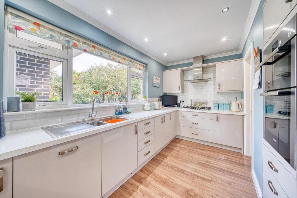 5 - kitchen.jpeg